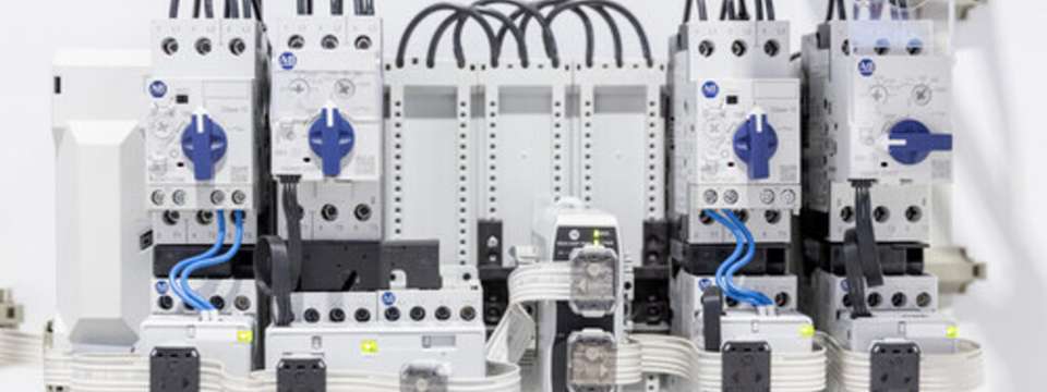 Die erweiterte Version bietet einen zusätzlichen Einspeisepunkt und erweitert die EtherNet/IP-Konnektivität auf weitere Motorsteuerungskomponenten.