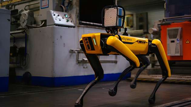 Akustikkameras können dabei helfen, Druckgaslecks zu identifizieren. Montiert auf einem Roboter, wie hier dem „Spot“ von Boston Dynamics, können so weitläufige Industrieanlagen aus der Ferne nach Energieverschwendung geprüft werden. 
