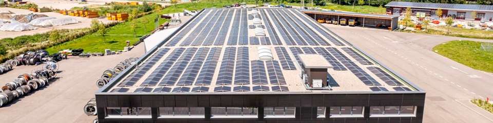 Integrierte Energielösung: BKW kombiniert Photovoltaik, Batteriespeicher, Ladeinfrastruktur und Flexibilitätsvermarktung zu einem dynamischen, marktorientierten Energiesystem für Unternehmen.