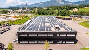 Integrierte Energielösung: BKW kombiniert Photovoltaik, Batteriespeicher, Ladeinfrastruktur und Flexibilitätsvermarktung zu einem dynamischen, marktorientierten Energiesystem für Unternehmen.