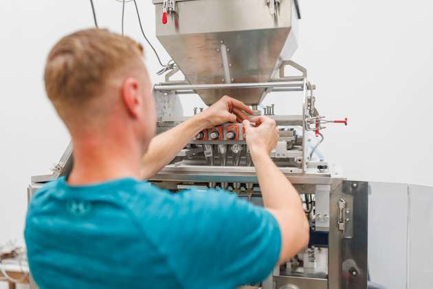 Die Anlage für TROcarbon-Beutelketten lässt sich präzise justieren. Die unterbrechungsfreie maschinelle Zuführung gewährleistet maximale Effizienz im Verpackungsprozess.