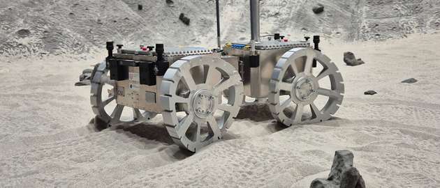 Der Marsrover mit den neuartigen Rädern, die nach dem Vorbild einer Wüsteneidechse durch Sand „schwimmen“ können.