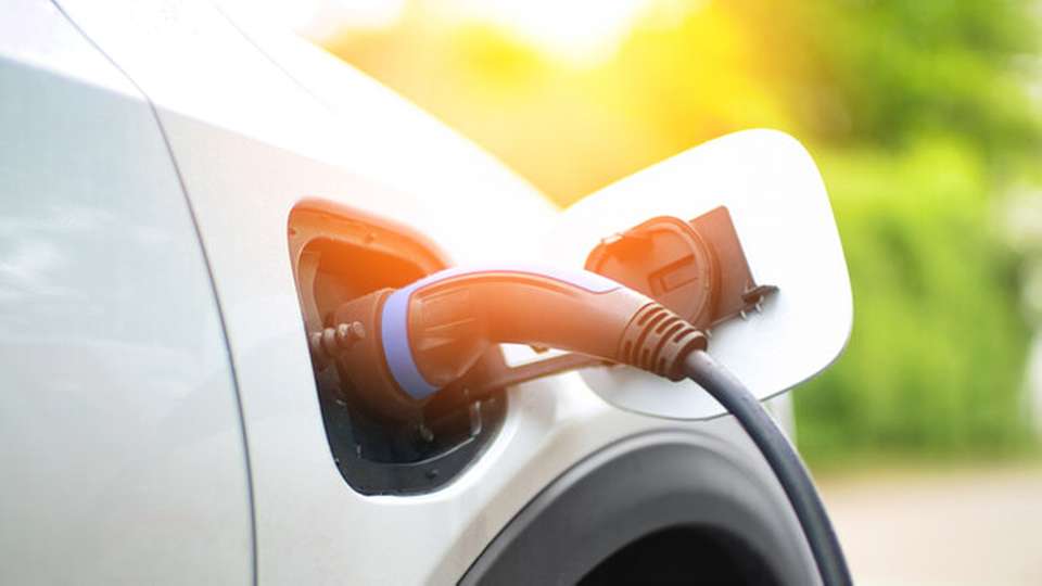 Schnelles Laden verkürzt die Lebensdauer von Fahrzeugbatterien, ist aber bei längeren Fahrten mit Elektrofahrzeugen notwendig.