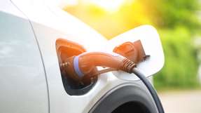 Schnelles Laden verkürzt die Lebensdauer von Fahrzeugbatterien, ist aber bei längeren Fahrten mit Elektrofahrzeugen notwendig.