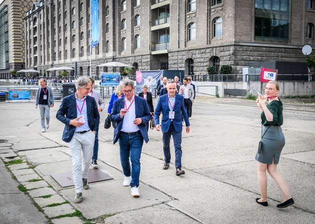 Beim INDUSTRY.forward SUMMIT haben die Teilnehmer die Möglichkeit, mit drei solarbetriebenen Booten auf der Berliner Spree zu fahren.