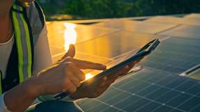 Der Netzbezug kostet bis zu 16 Cent pro kWh, die Eigenversorgung via Solar ist dagegen bereits ab 5,6 Cent möglich. Gewerbliche PV-Anlagen sind heute keine ökologische, sondern eine betriebswirtschaftliche Entscheidung und die Intersolar Europe zeigt, was möglich ist.