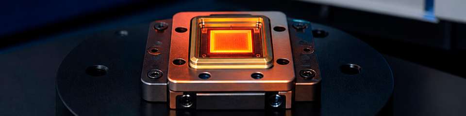 Hochpräzise Infrarotmesstechnik: DLaTGS-Detektoren mit thermoelektrischer Kühlung und hermetischer Versiegelung ermöglichen stabile FTIR-Messungen auch unter anspruchsvollen Umgebungsbedingungen.