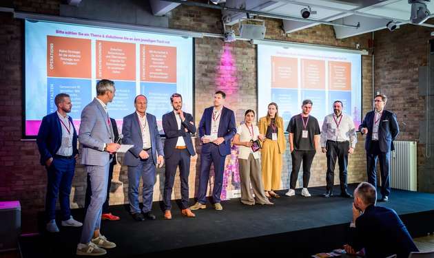 Experten stellen die parallelen Themen-Tables vor: KI, Strategie, Wachstum und digitale Souveränität stehen im Mittelpunkt der Diskussionsrunden.