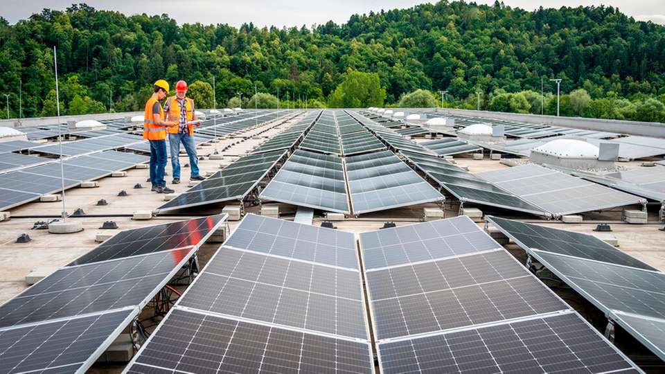 Mit seinen Solarprodukten unterstützt Emil Otto eine effiziente Fertigung und Nutzung von Solarmodulen.
