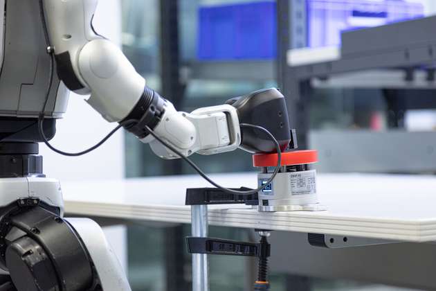 Um die Kraft im Kollisionsfall abzuschätzen, schlägt der Roboter gegen einen Kraftsensor, wie er auch für die Messung bei Cobots eingesetzt wird.