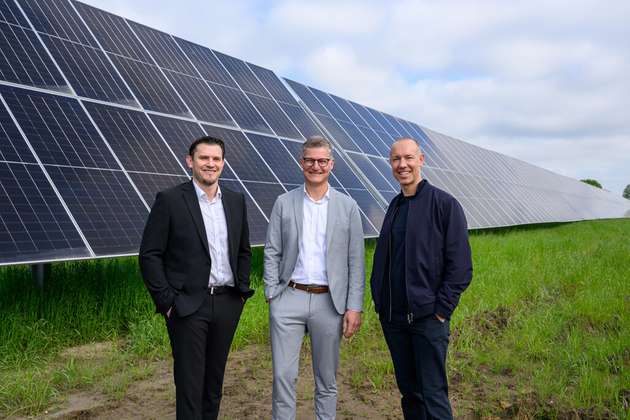 Offizielle Inbetriebnahme des Agri-Solarparks Amelsbüren: Vertreter der Stadtwerke Münster und der Fraunhofer FFB vor den Solarmodulen der neuen 13,2-ha-Anlage.