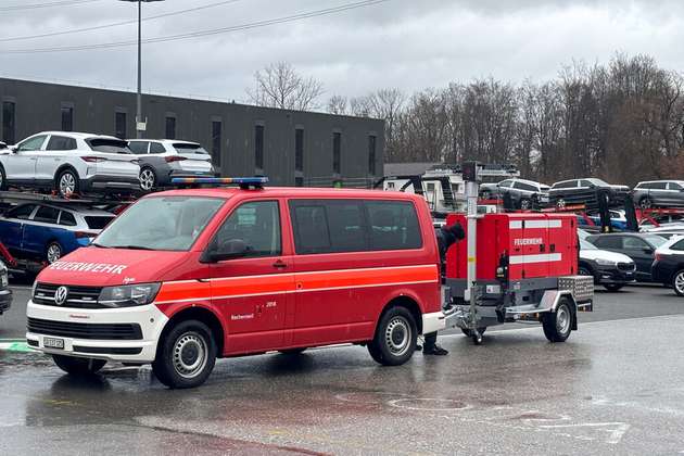 Die Anhängerkupplungen der gängigen Feuerwehrfahrzeuge erlauben nur 75 kg Stützlast, während die Generatoren mit ihren Fahrgestellen im Normalfall auf gut 100 kg kommen. Daher versetzte Atlas Copco die Maschinen auf dem Chassis um einige Zentimeter nach hinten, wodurch die Stützlast nun sogar unter dem erlaubten Wert liegt
