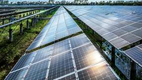 Überspannungsschutz für Solarparks, Batteriespeicher und Ladeinfrastruktur: Auf der Intersolar 2026 präsentiert Mersen AC- und DC-Lösungen auf Basis der Surge-Trap-K-Plattform.