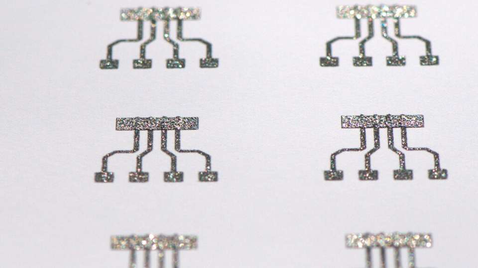 Skalierbare Drucktechnologie für öko-nachhaltige Magnetoelektronik: Sensoren, mittels industrieller Siebdrucktechnik auf eine DIN-A-4-Fläche gedruckt.