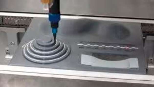 Präziser Materialauftrag bei komplexen Geometrien mit integriertem 3D-Höhensensor.
