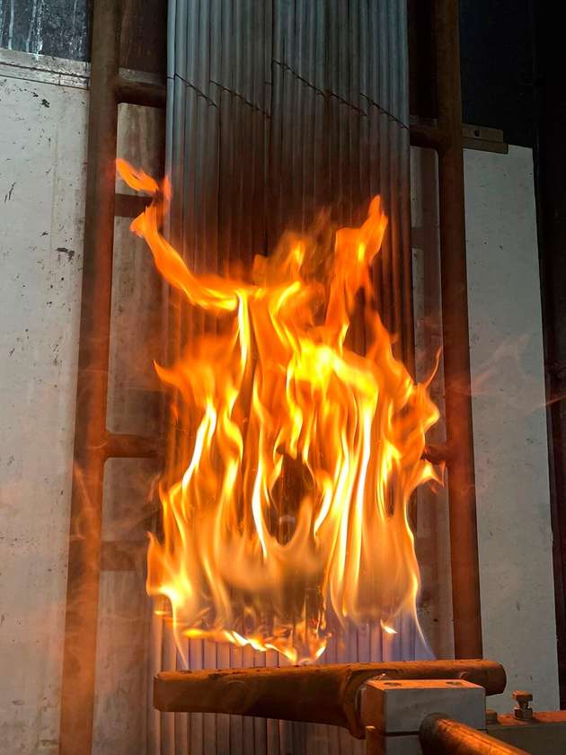 Kabel und Leitungen können im Brandfall wie versteckte Zündschnüre wirken, weshalb spezielle Materialmischungen eingesetzt werden, um Verbindungslösungen zu entwickeln, die eine Ausbreitung des Feuers verhindern.