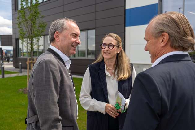 Hubert Aiwanger mit 1. Bürgermeisterin Sibylle Entwistle und Flottweg CEO Kersten Christoph Link