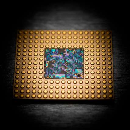Ein Chip, der entwickelt wurde, um in der Elektronik hohe Spannungen mithilfe eines piezoelektrischen Resonators effizienter in niedrigere Spannungen umzuwandeln – ein Vorgang, der als DC-DC-Abwärtswandlung bezeichnet wird.