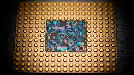 Ein Chip, der entwickelt wurde, um in der Elektronik hohe Spannungen mithilfe eines piezoelektrischen Resonators effizienter in niedrigere Spannungen umzuwandeln – ein Vorgang, der als DC-DC-Abwärtswandlung bezeichnet wird.