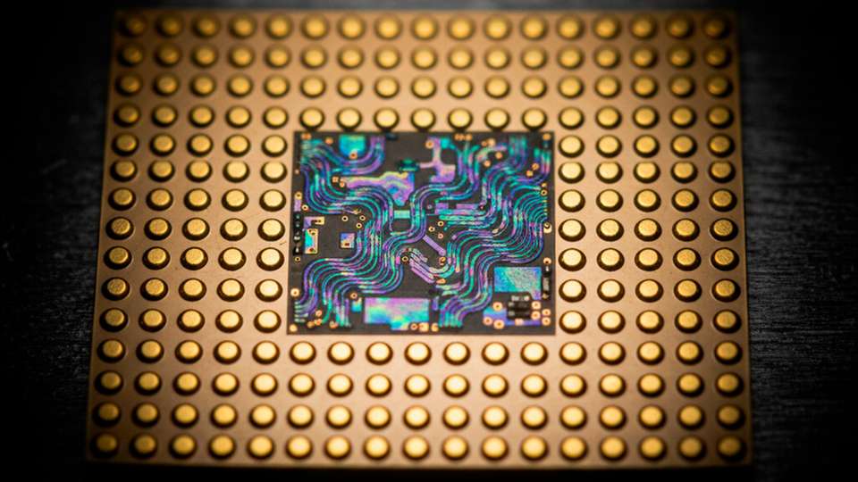 Ein Chip, der entwickelt wurde, um in der Elektronik hohe Spannungen mithilfe eines piezoelektrischen Resonators effizienter in niedrigere Spannungen umzuwandeln – ein Vorgang, der als DC-DC-Abwärtswandlung bezeichnet wird.