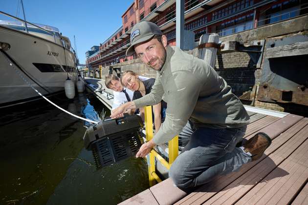Projektleiter Prof. Claas Heymann (links), Johanna Schneider und Franz Weinland inspizieren eine WATR-Monitor-Sonde, die von der Ocean Metrics GmbH aus Fockbek bei Kiel zur Verfügung gestellt wurde.