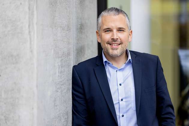 Boris Bardoukas, Vice President Sales Components, EMEA Central, Arrow Electronics: Distribution ist weiterhin absolut zeitgemäß und heute wichtiger denn je. Physische Lager, über Kontinente hinweg verwaltet, sind ein großes Plus. Ebenso wichtig ist die lösungsoffene Ausrichtung, durch die Kunden Alternativen erhalten. Eine große Datenbasis ermöglicht eine frühe Erkennung von Markttrends und proaktives Handeln. Hinzu kommt umfassender technischer Support, da viele Kunden keine eigenen Expertinnen und Experten für ihre gesamte BOM, insbesondere im Software-Bereich, vorhalten können. Weitere Vorteile sind die Konsolidierung vieler Hersteller über einen Lieferanten, geringerer Aufwand für Kunden, Preisvorteile durch Mengenbündelung sowie zusätzliche Services wie Programmierung und Traceability, etwa kundenspezifische Labels.