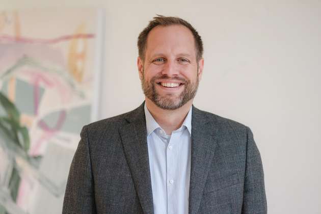 Marcus Warmbier, Head of Marketing, Schukat Electronic: Mehrwert in der Distribution entsteht heute nicht allein über Verfügbarkeit, Preis und Logistik. Schukat versteht diese Leistungen als Basis und schafft zusätzlichen Nutzen durch technische Beratung, enge Lieferantenbeziehungen, Design-in-Support und Projektgeschäft. Letzteres ist wesentlicher Bestandteil unseres Angebots. Gemeinsam mit Kunden und Herstellern realisieren wir teils kundenspezifische Produkte, von Modifikationen bis hin zu Neuentwicklungen. Digitale Services wie API-/EDI-Anbindungen, ECAD-Daten und BOM-Funktionen vereinfachen Abläufe und erweitern die Möglichkeiten, Bedarfe über Schukat abzudecken. Technologien unter aanderem zur Prozessanalyse helfen uns, immer schneller und präziser zu werden.