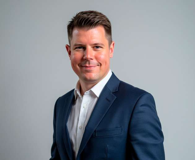 Marius Wüstefeld, Chief Operating Officer, SE Spezial-Electronic: Distribution schafft heute vor allem Orientierung, Planungssicherheit und Zugang zu Know-how. Gerade in Zeiten steigender Lieferzeiten, drohender Allokationen und zunehmender Preisvolatilität wird die enge Partnerschaft zwischen Kunden, Herstellern und Distributoren zum Erfolgsfaktor. Moderne Distribution verbindet Markttransparenz, Engineering-Kompetenz und Supply-Chain-Management. Sie erkennt Risiken früh, entwickelt Alternativen und bringt Hersteller-Know-how direkt in Kundenprojekte ein. So entstehen robuste Lieferketten, schnellere Entwicklungsprozesse und nachhaltige Wettbewerbsvorteile. Sie ist damit Partner, Lösungsentwickler und Brücke zwischen Technologie und Markterfolg zugleich.