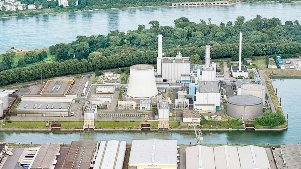 Luftaufnahme des RheinEnergie-Standorts Köln-Niehl am Niehler Hafen: Hier entsteht Europas größte Flusswasser-Wärmepumpe mit 150 Megawatt Leistung – Betriebsbeginn 2028.