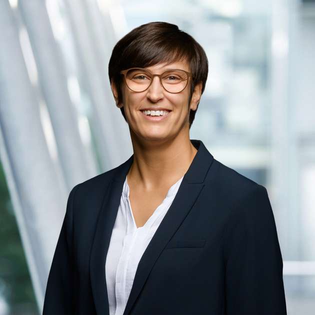 Anne Schilling, Senior Manager Business Development Connectors, Lapp: Der Markt für Steckverbinder ist zunehmend von Individualisierung geprägt. Die steigende Vernetzung erfordert Lösungen, die Energie, Daten und Signale zuverlässig übertragen und dabei unter rauen Industriebedingungen stabil bleiben. Eine zentrale Herausforderung ist die Miniaturisierung bei gleichzeitig wachsender Leistungsdichte: Immer mehr Funktionen müssen auf engem Raum integriert werden, ohne Kompromisse bei Qualität oder Sicherheit einzugehen. Zudem steigt der Bedarf an flexiblen, modularen Steckverbindersystemen, die sich kundenspezifisch konfigurieren lassen und eine schnelle Installation ermöglichen.