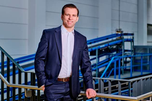 Fabian Plentz, Unternehmenssprecher und COO, Rutronik Elektronische Bauelemente: Die Distribution hat sich in den vergangenen Jahren deutlich weiterentwickelt – weg von der reinen Bereitstellung von Produkten hin zu einem echten Solution-Provider. Der Mehrwert entsteht heute vor allem dort, wo wir unsere Kunden in ihren Applikationen und Systemlösungen aktiv unterstützen. Bei Rutronik geht das so weit, dass wir komplette Applikationen entwickeln, die optimal auf marktgerechte Anforderungen zugeschnitten sind. Neu hinzugekommen ist dabei in den letzten Jahren verstärkt auch die Softwareentwicklung, die unsere klassische Hardwarekompetenz sinnvoll ergänzt und den Kundennutzen erheblich erweitert. Auch Themen wie Transparenz entlang der gesamten Supply Chain, der Zugriff auf Echtzeitdaten sowie eine höhere Geschwindigkeit in Prozessen gewinnen an Bedeutung. Kunden erwarten heute nicht nur Verfügbarkeit, sondern vor allem Planbarkeit, Sicherheit und Reaktionsfähigkeit.