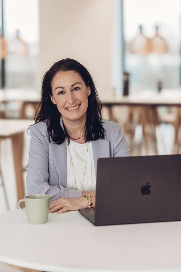 Marie-Pierre Ducharme, Vice President of Marketing and Business Development EMEA, Mouser: Unsere Kunden verlassen sich auf uns, wenn es darum geht, die Komplexität von Entwicklung und Beschaffung zu reduzieren. Mouser bietet Ingenieuren schnellen Zugang zu den neuesten Bauteilen sowie zu technischen Ressourcen, parametrischen Suchfunktionen, Vergleichstools und Designinhalten, die dabei helfen, Technologien effizienter zu bewerten und zu integrieren. Durch die enge Zusammenarbeit mit führenden Herstellern stehen neue Produkte und Referenzdesigns bereits früh im Entwicklungsprozess zur Verfügung. So können Entwicklungsteams fundierte Entscheidungen treffen und den Übergang von der Evaluierung über das Prototyping bis hin zur Serienproduktion reibungsloser gestalten.