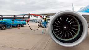 Betankung mit e-SAF-Gemisch am Flughafen Schiphol: Das Treibstoffgemisch enthielt 5 Prozent synthetisches Kerosin aus Ineratecs Power-to-Liquid-Anlage ERA ONE.