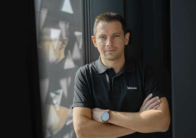 Philipp Zuber, Head of Product Management, Binder: Die steigende Vernetzung von Geräten in Industrie 4.0 und IoT ist die zentrale Herausforderung unserer Branche: Maschinen und Anlagen übertragen heute kontinuierlich große Datenmengen und benötigen dafür Steckverbinder, die höchste Datenraten in immer kleineren, modularen Bauformen zuverlässig beherrschen. Ergänzend dazu erfordert der Fachkräftemangel intelligente Anschlusstechniken, die Fehler im Feld minimieren. Binder begegnet diesen Herausforderungen mit kompakten, hybriden Steckverbindersystemen für schnelle Datenübertragung, etwa via Single Pair Ethernet.