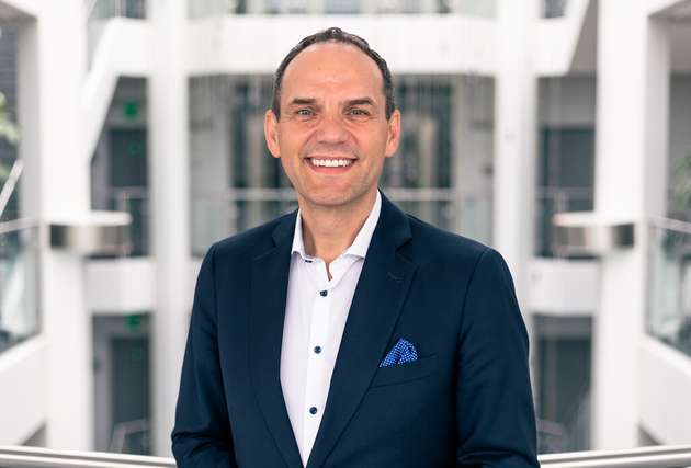 Ralf Bühler, CEO, Conrad Electronic: Laut BME-Benchmark 2025 kostet jede einzelne Bestellung im Schnitt 121,75 Euro an Transaktionskosten. Wer hier ansetzt, schafft echten Nutzen: Digitale Beschaffung via E-Procurement senkt die Prozesskosten in der indirekten Beschaffung nachhaltig. Und zwar maßgeschneidert für jede Unternehmensgröße, weil „One size fits all“ hier nicht funktioniert. Ein zweiter zentraler Punkt: Nicht jeder Bedarf steht im Katalog. Genau dann zählt ein Partner, der auch außerhalb des Standards liefert. Stichwort Sonderbeschaffung. Drittens: B2B ist und bleibt ein Vertrauensgeschäft. Technologie unterstützt, aber Menschen lösen Probleme – ein weiteres Differenzierungsmerkmal echter High-Service-Distributoren.