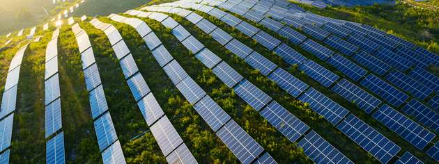 Robotisch montiert und autonom transportiert: Mit HeliomatiX wird die Installation von Solarmodulen in Großanlagen automatisiert und der Personalaufwand sowie die Wetterabhängigkeit reduziert.