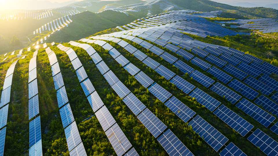 Robotisch montiert und autonom transportiert: Mit HeliomatiX wird die Installation von Solarmodulen in Großanlagen automatisiert und der Personalaufwand sowie die Wetterabhängigkeit reduziert.