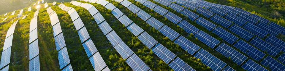 Robotisch montiert und autonom transportiert: Mit HeliomatiX wird die Installation von Solarmodulen in Großanlagen automatisiert und der Personalaufwand sowie die Wetterabhängigkeit reduziert.