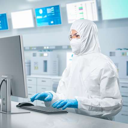 Das Nymi-Band ermöglicht eine kontaktlose Authentifizierung per Wearable und sichere Logins an Produktions- und Laborsystemen – auch beim Tragen von Schutzausrüstung.