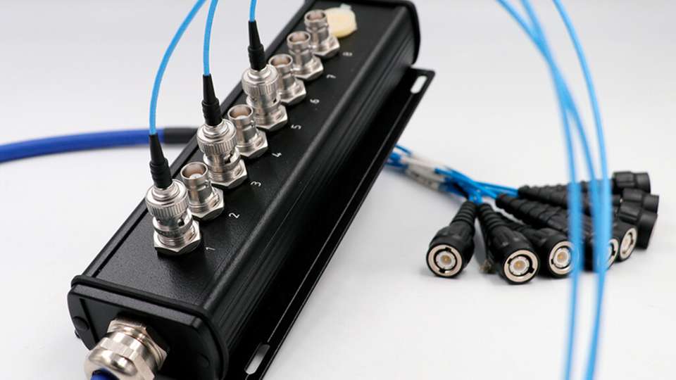 Breakout-Boxen mit integrierten Multicore-Leitungen für strukturierte Signalführung in NVH-Messaufbauten.