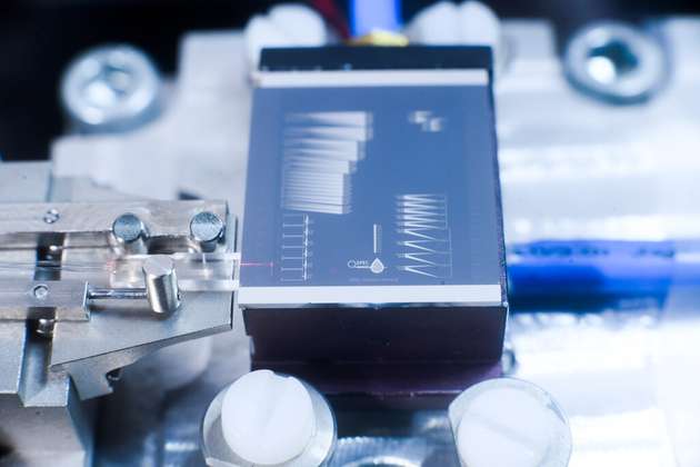Auf solch einem photonischen Chip sollen in Zukunft Lebensmittel auf ihre Inhaltsstoffe hin untersucht werden können.
