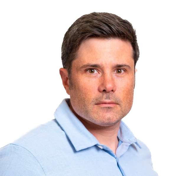 Ivan Ruiz Stubelj, Senior Manager Produktmanagement, TE Connectivity: Eine der wichtigsten Herausforderungen für die Konnektivität im Bereich der industriellen Automatisierung:  Baugröße zu reduzieren und gleichzeitig eine konstante Leistung zu gewährleisten. Da der Platz in Schaltschränken und Maschinen immer knapper wird, müssen sich Steckverbinder in beengte Baugruppen integrieren lassen, ohne die Zuverlässigkeit dabei zu beeinträchtigen. Dies stellt eine schwierige Gratwanderung dar, da kleinere Konstruktionen empfindlicher auf mechanische Beanspruchung, elektrische Störungen und langfristigen Verschleiß reagieren – Faktoren, die in anspruchsvollen Fabrikumgebungen von entscheidender Bedeutung sind.