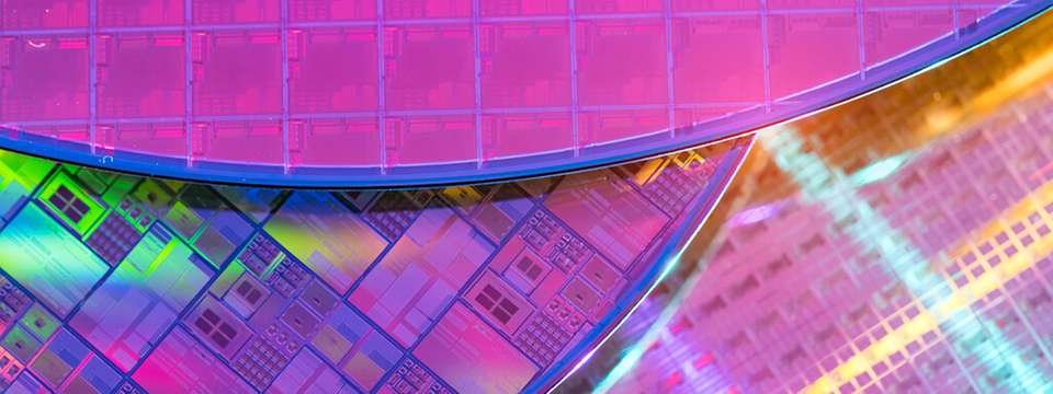 Das Fraunhofer IMS entwickelt und fertigt photonische Chiplets im eigenen Reinraum auf 200-mm-Wafern unter industrienahen Bedingungen.
