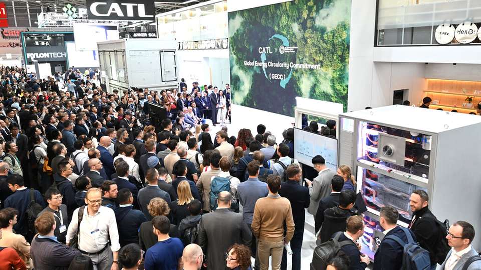 Vom 23. bis 25. Juni präsentieren in der Messe München rund 2.800 Aussteller wegweisende, marktreife und systemübergreifende Technologien für eine erneuerbare Energieversorgung 24/7.