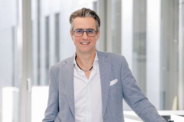 Marco Mezger, Global President Memphis Electronic: Die Rolle der Distribution hat sich grundlegend verändert. Wer Distribution heute noch auf Verfügbarkeit, Preis und Logistik reduziert, unterschätzt ihren tatsächlichen Wertbeitrag. Die eigentliche Herausforderung besteht längst nicht mehr darin, ein Bauteil zu beschaffen. Entscheidend ist vielmehr, in einem von Technologiebrüchen, geopolitischen Veränderungen und volatilen Lieferketten geprägten Markt die richtigen Entscheidungen zu treffen. Als spezialisiertes Memory Competence Center vereint Memphis Produkte von mehr als 18 Speicherherstellern mit tiefgreifendem Markt-, Technologie- und Applikations-Know-how. Unsere Kunden erwarten heute Antworten auf strategische Fragen: Welche Technologie passt langfristig zur Produkt-Roadmap? Welcher Hersteller bietet nachhaltige Verfügbarkeit? Wie lassen sich Designs technologisch, wirtschaftlich und geopolitisch zukunftssicher aufstellen? Genau hier entsteht der Mehrwert moderner Spezialdistribution. Sie verbindet Markttransparenz, technologische Expertise und strategische Beratung zu einem Gesamtpaket, das Risiken reduziert und bessere Entscheidungen ermöglicht. In einer zunehmend komplexen Welt wird Distribution damit vom Lieferanten zum echten Sparringspartner – und schafft einen Mehrwert, der für Kunden und Partner unmittelbar spürbar ist.