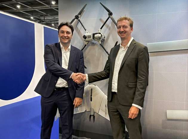 (von links) Rémy Triouleyre, Regional CEO Europa von Schaeffler, und Bastien Mancini, CEO von Delair, besiegelten die strategische Partnerschaft.