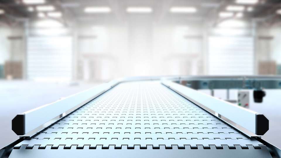 Die neue Fördertechnik kombiniert modulare Hardware mit softwaregesteuerter Automatisierung und ermöglicht dadurch einen flexiblen, skalierbaren und effizient vernetzten Materialfluss in industriellen Anlagen.