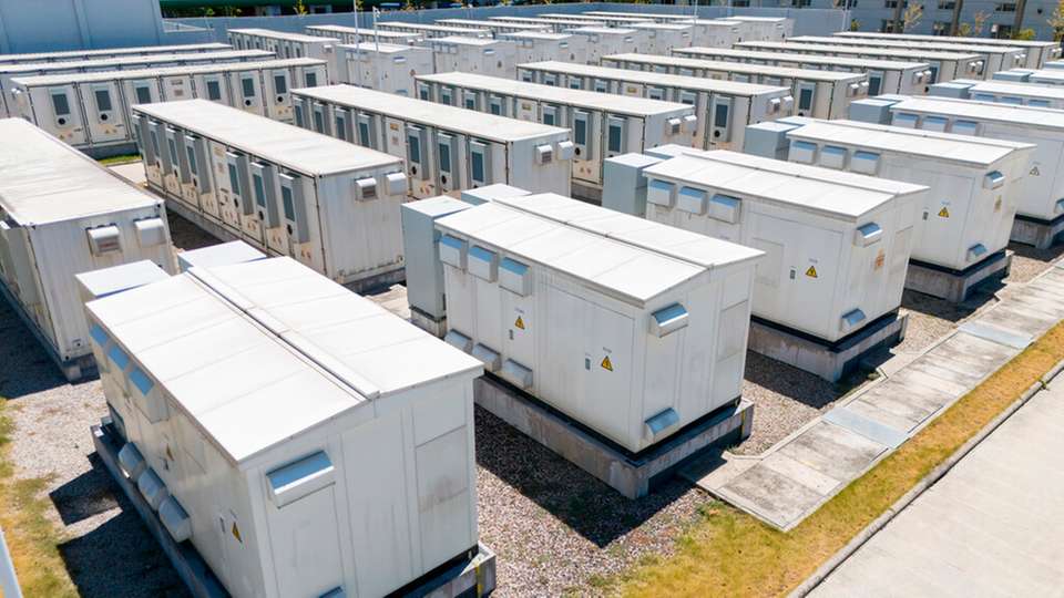 Batteriespeicher speichern überschüssigen Solar- und Windstrom zwischen, reduzieren Netzengpässe und verringern die Notwendigkeit kostspieliger Eingriffe in das Stromsystem.