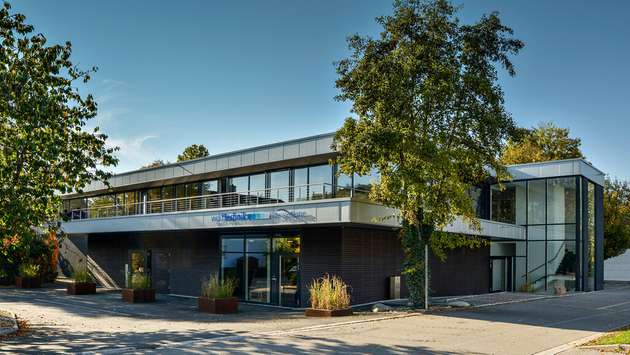 Wolftechnik Stammsitz in Weil der Stadt: Das moderne Firmengebäude in Weil der Stadt in der Malmsheimer Straße steht für Standorttreue, Wachstum und Zukunftsfähigkeit.