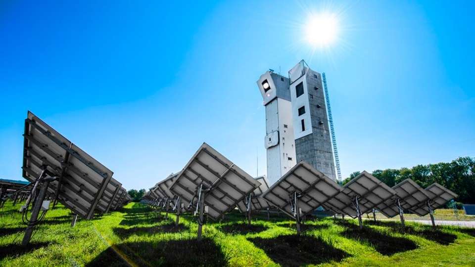 Die Solartürme in Jülich: Hier testen und entwickeln Forschende des Deutschen Zentrums für Luft- und Raumfahrt (DLR) gemeinsam mit Industrieunternehmen Komponenten und Systeme für kommerzielle solarthermische Kraftwerke.